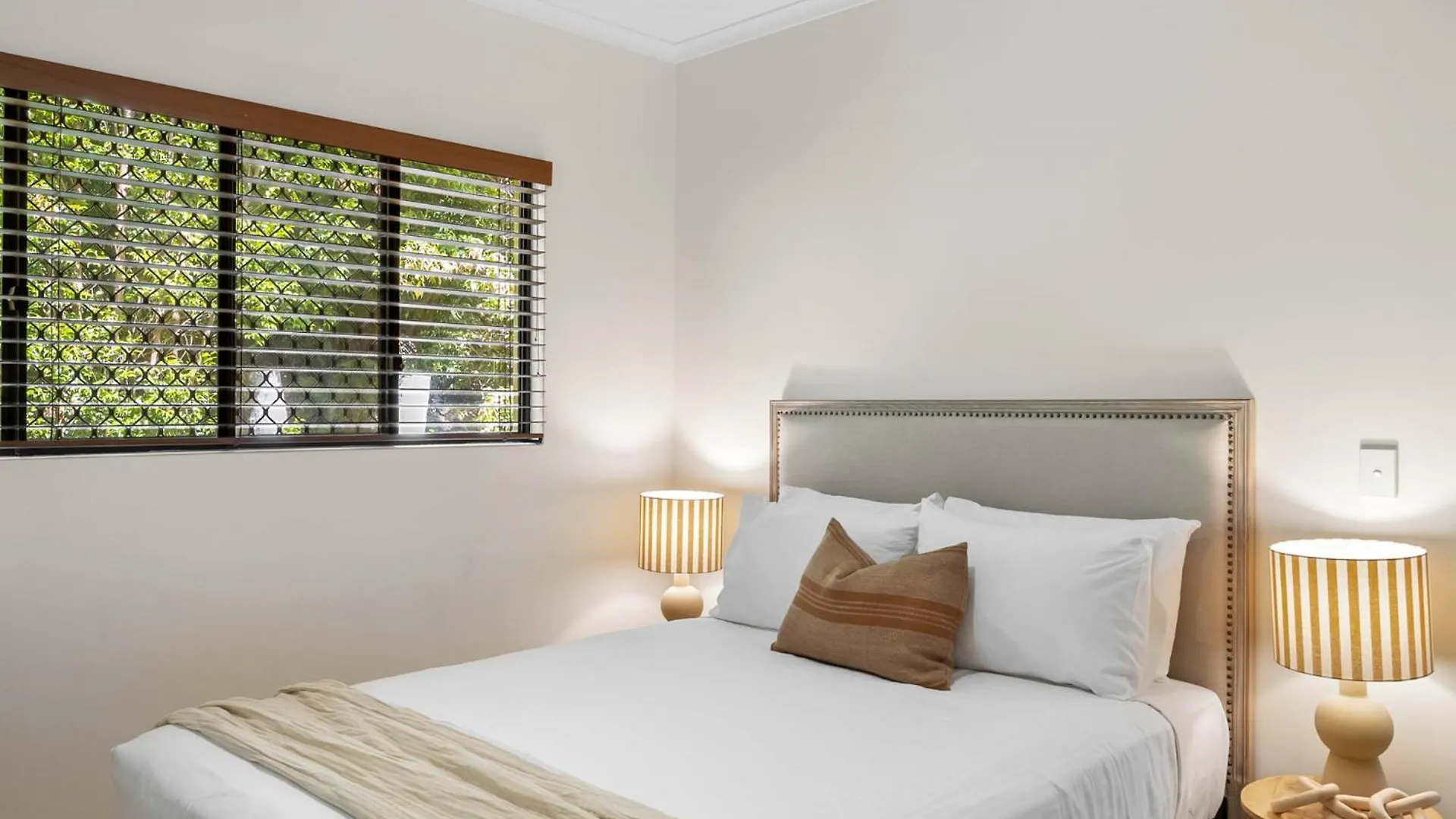 Chic 4-Bed, Surrounded By Nature With Ocean Views Coolum Beach