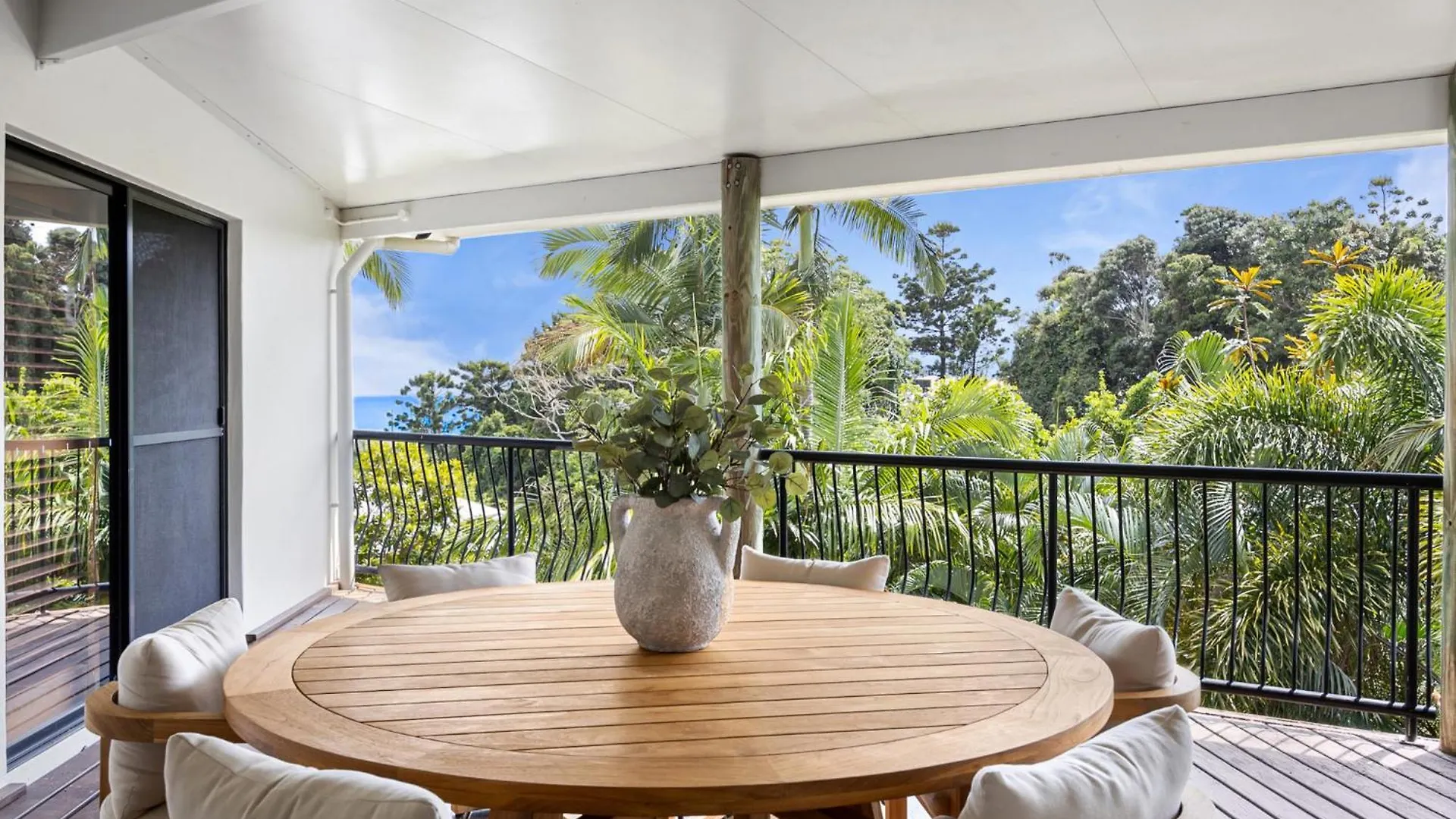 Chic 4-Bed, Surrounded By Nature With Ocean Views Coolum Beach Holiday home
